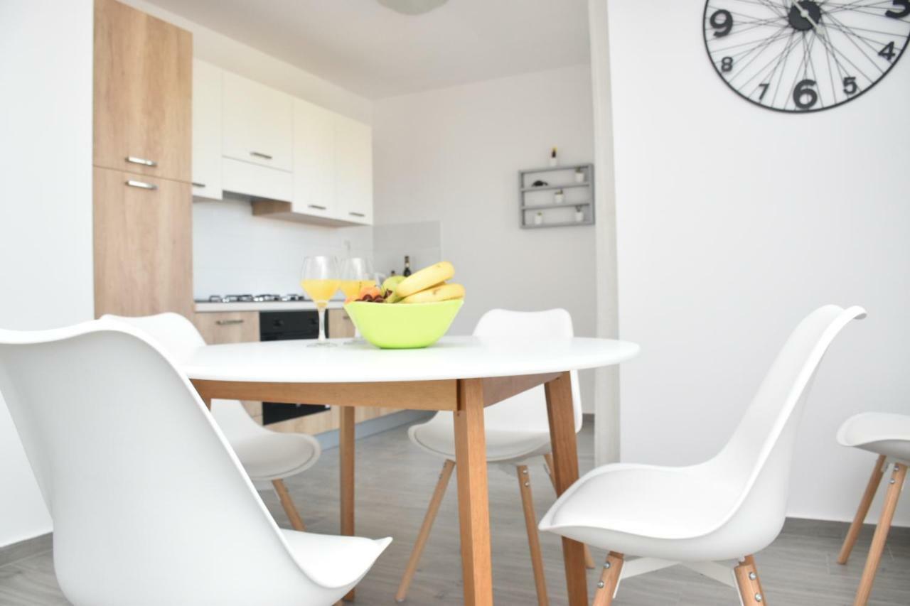 Apartments Mino Ražanac Buitenkant foto